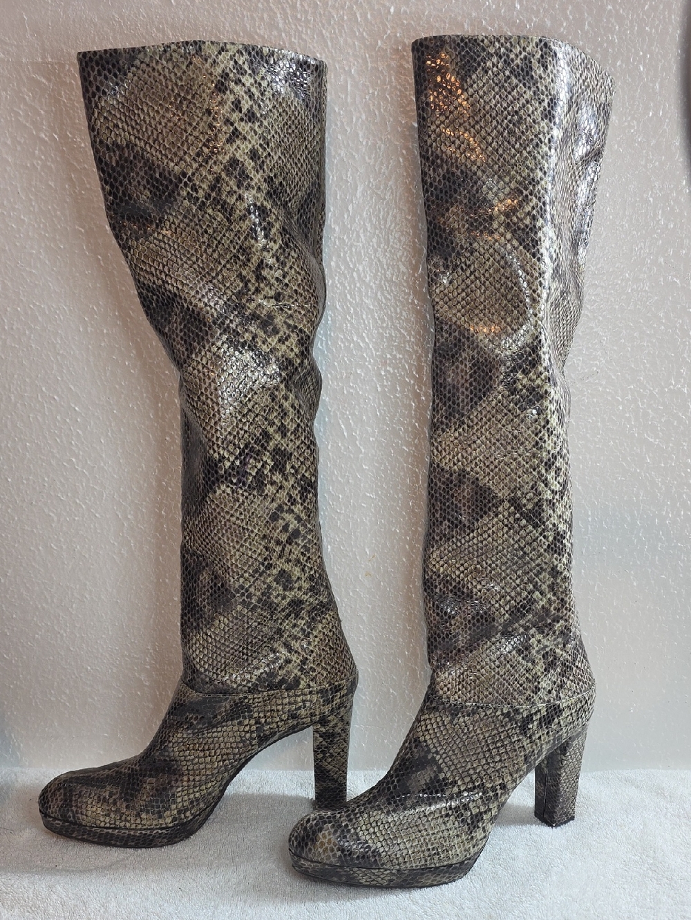 Stuart Weitzman Ladies 8.5N Knee High Tall Python Effect Boots Nice Chic Vguc